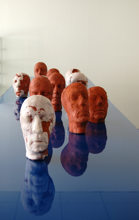 Elf Köpfe, 2009, Terrakotta, Wachs, brennbare Materialien, Höhe eines einzelnen Kopfes: c. 31 cm