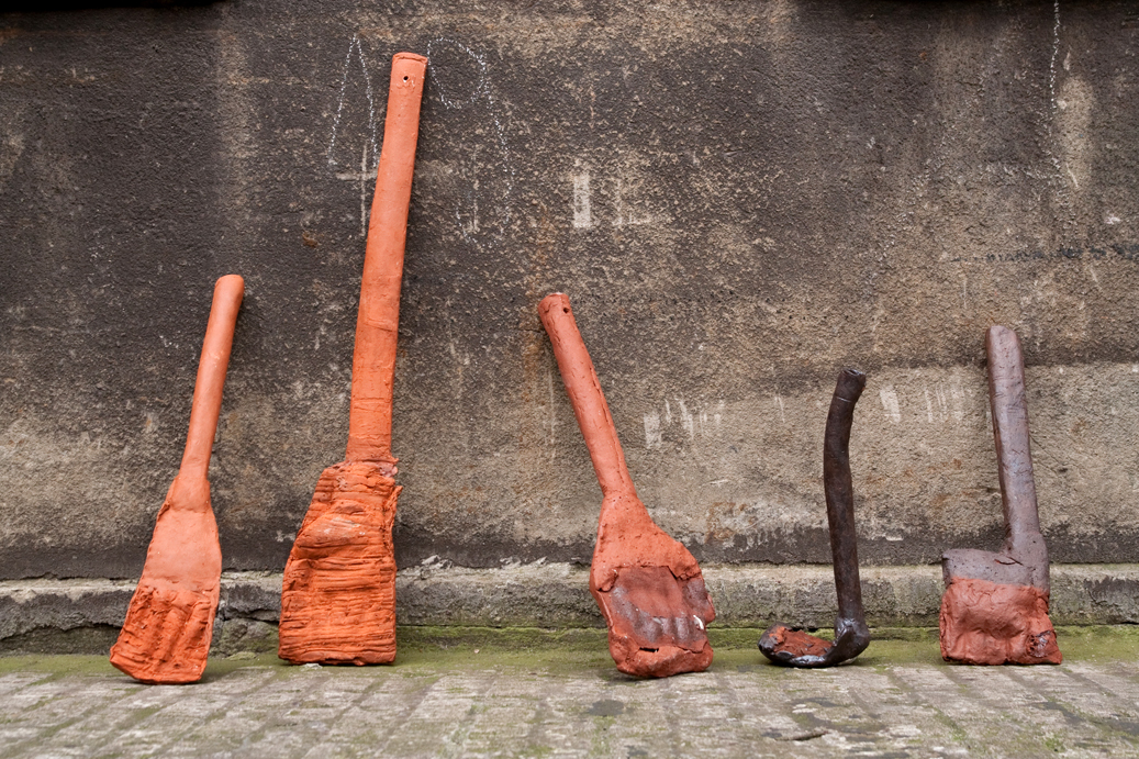 Werkzeuge, 2015, Terrakotta, Engoben, Oxyde, brennbare Materialien, Foto©Jennifer Bunzeck Höhe: c. 30 cm - 100 cm 